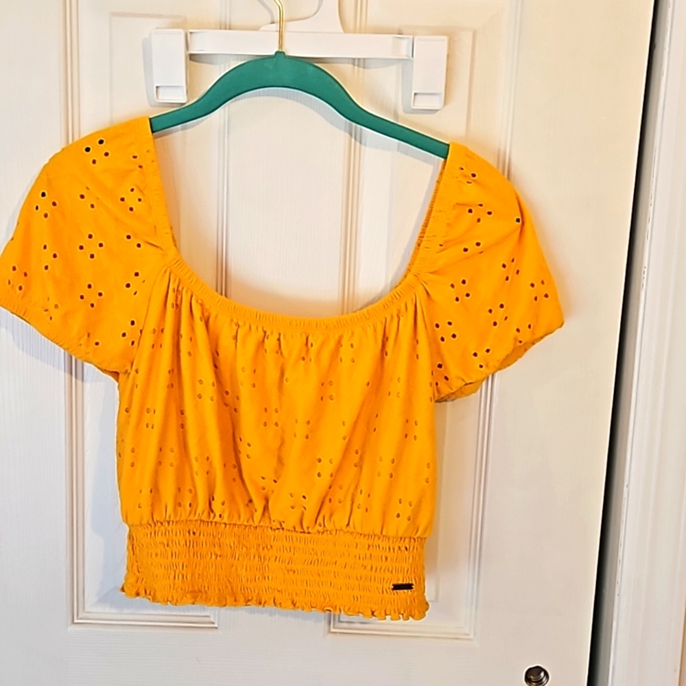 Hollister adorable crop top, size M